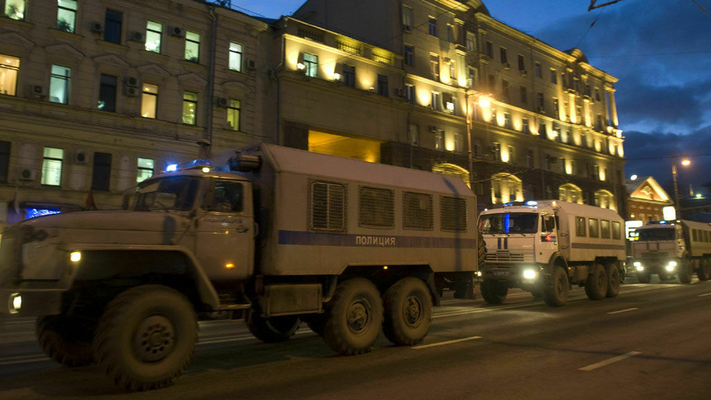 Задержанных на митинге в Москве удерживают в автозаке уже более 48 часов