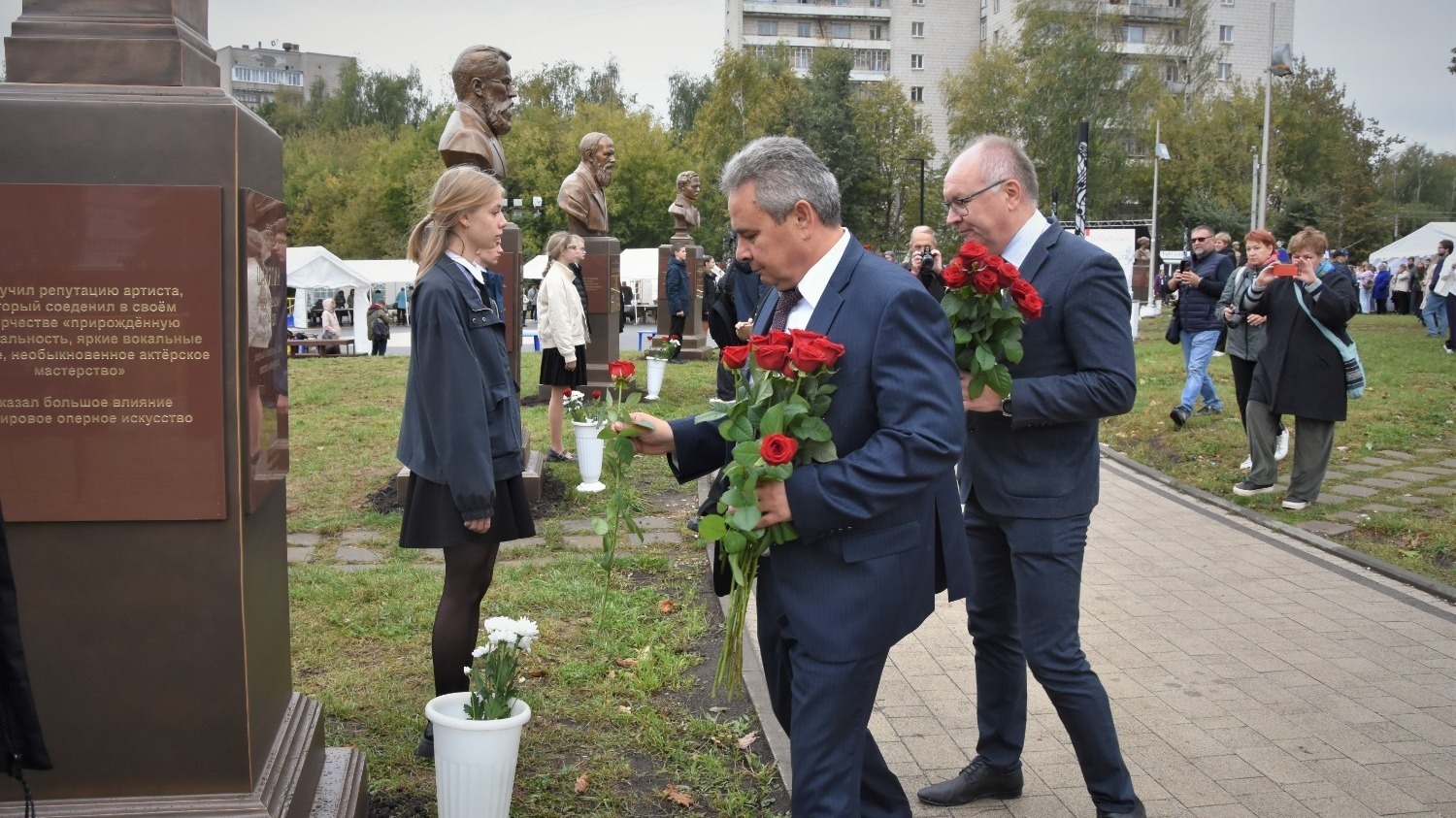 Сити-менеджер (в центре слева) Алексей Смирнов и мэр Костромы (справа) Юрий Журин возлагают цветы на открытии аллеи деятелей искусств.