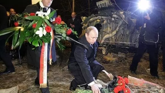 Премьеры Путин и Туск на месте падения самолета президента Качиньского