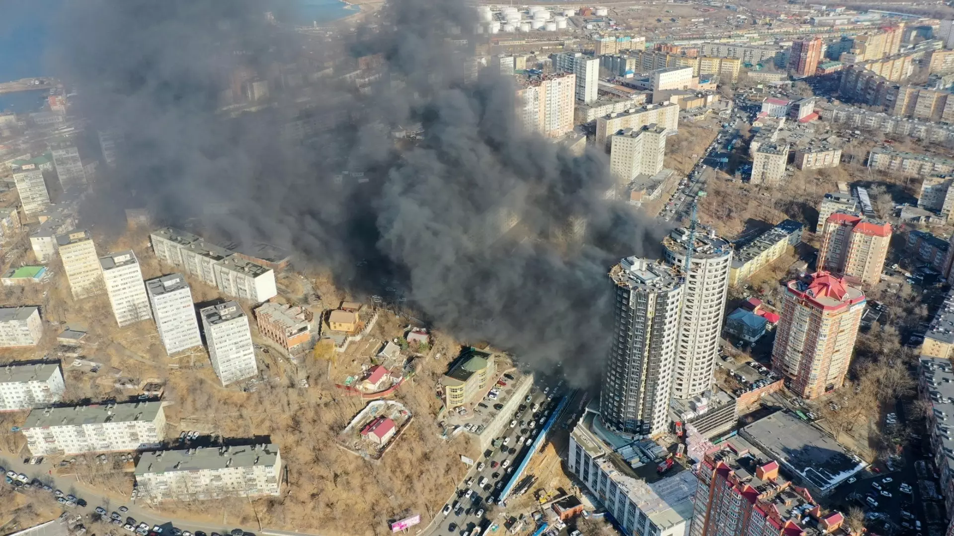 Во Владивостоке на стройке башен «Атлантик Сити» начался мощный пожар