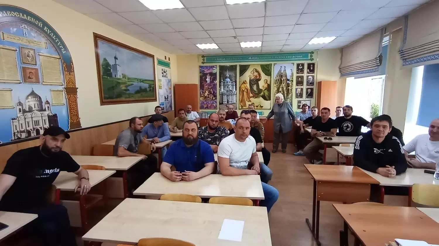 Сход представителей «Русской общины» у школы в Батайске.