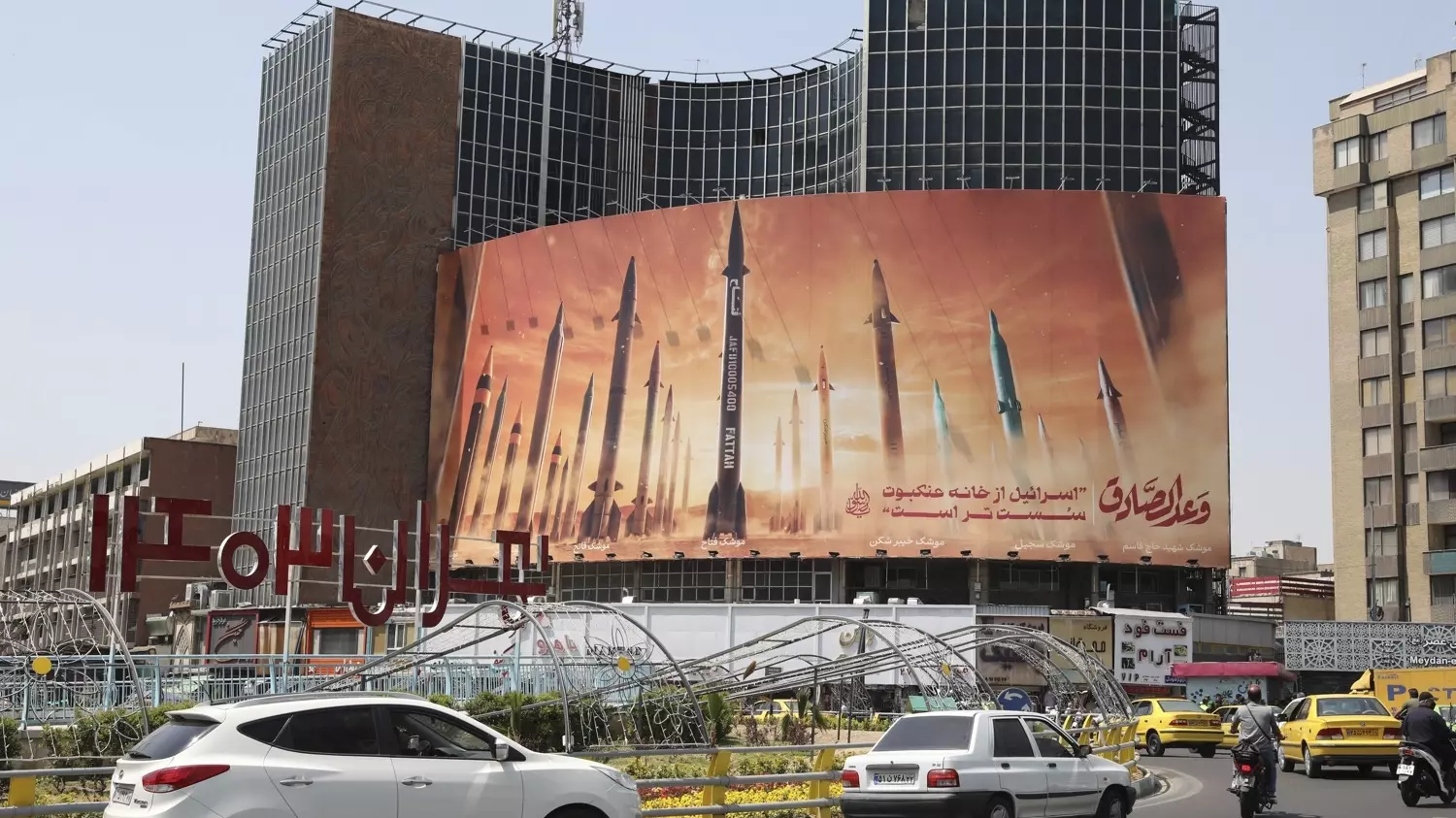 Плакат с изображением летящих иранских ракет появился на улице в Тегеране