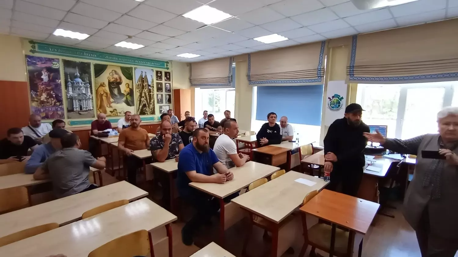Сход представителей «Русской общины» у школы в Батайске.
