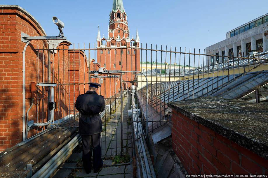 Пройти на башню Кремля физически невозможно