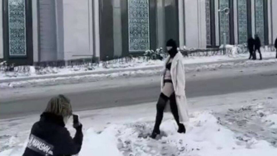 Суд закрыл дело об откровенной фотосессии на фоне Московской соборной мечети