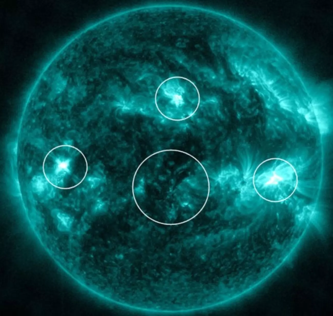 23 апреля на Солнце были зафиксированы четыре вспышки: в трех солнечных пятнах и одной магнитной нити