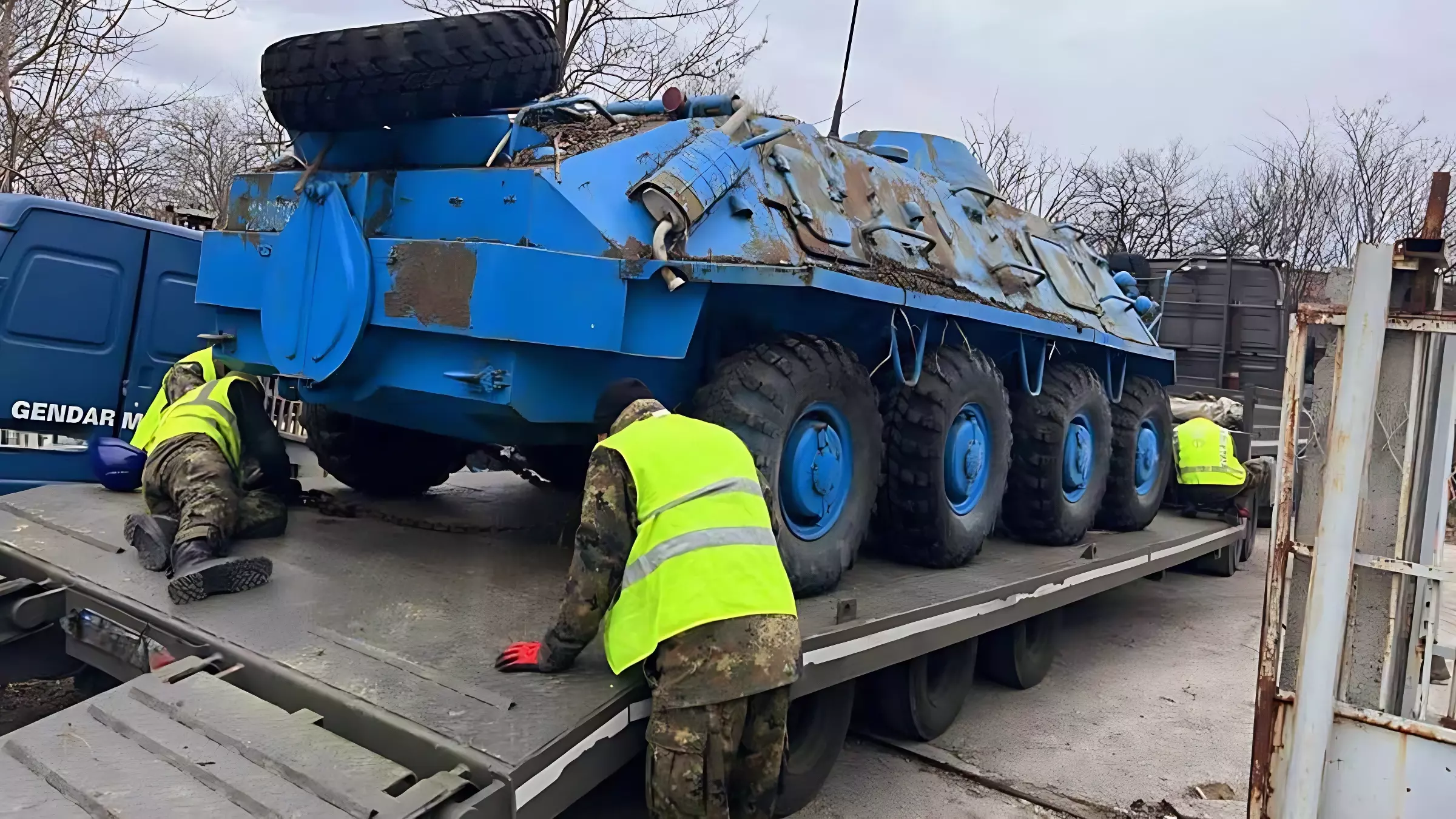 Болгары грузят первую бронемашину для отправки в Украину