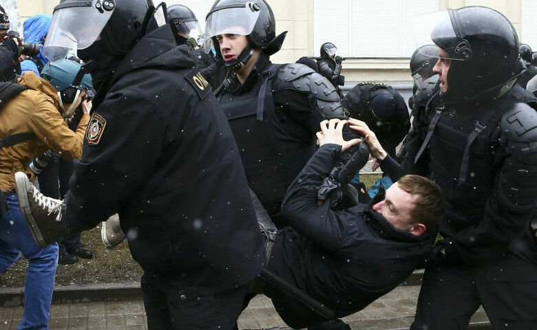 Число задержанных на митинге в Москве превысило тысячу человек