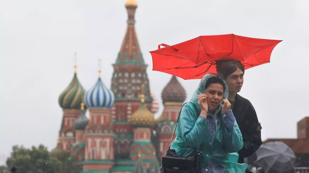 Экстренное предупреждение для Москвы: сильный дождь, грозы, усиление ветра 18 апреля