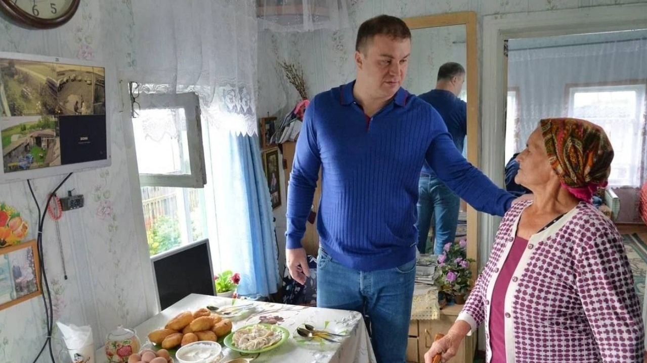 В Омской области наградят бабушку, катавшую губернатора на «кабриолете»