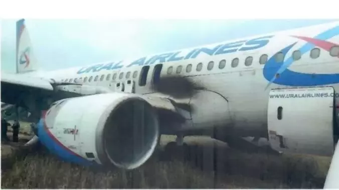 Самолет "Уральских авиалиний" после аварийной посадки