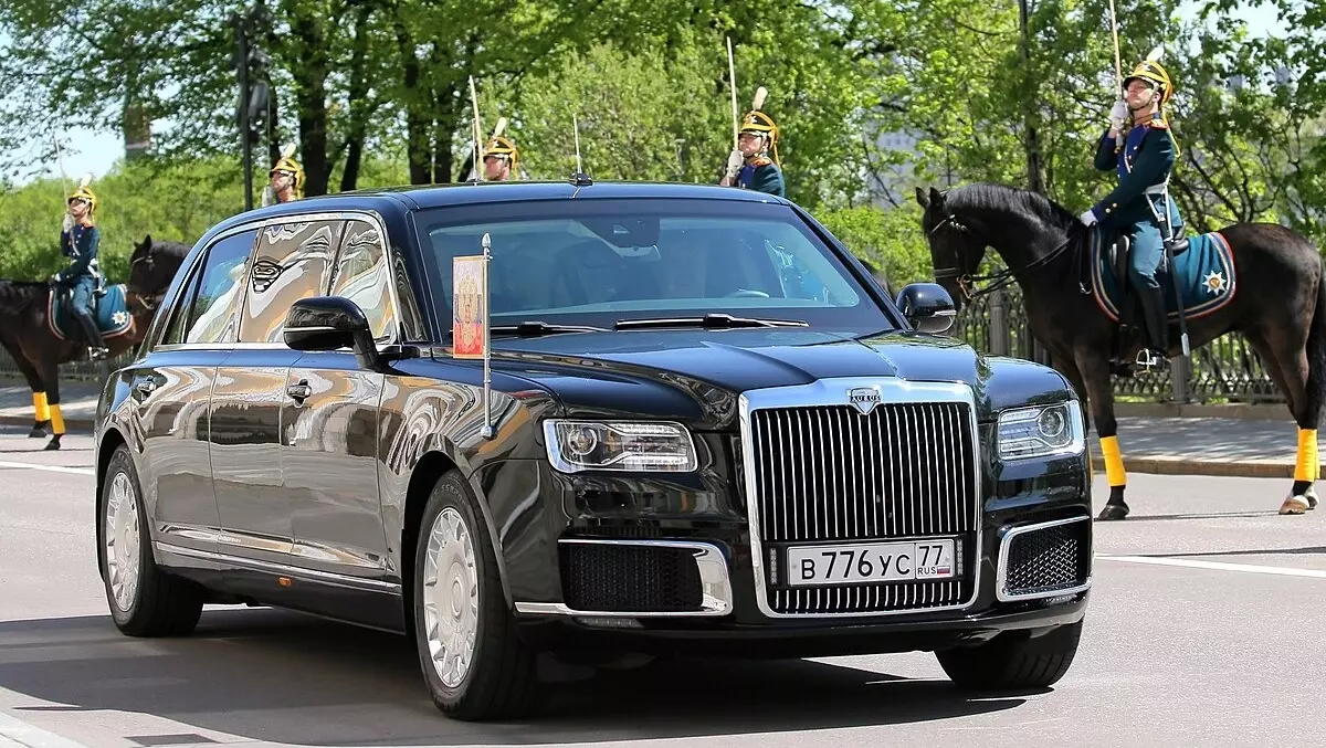 Обновленный Aurus Senat представят на инаугурации Владимира Путина (на фото: лимузин Senat Limousine — служебный автомобиль президента России 2018г).