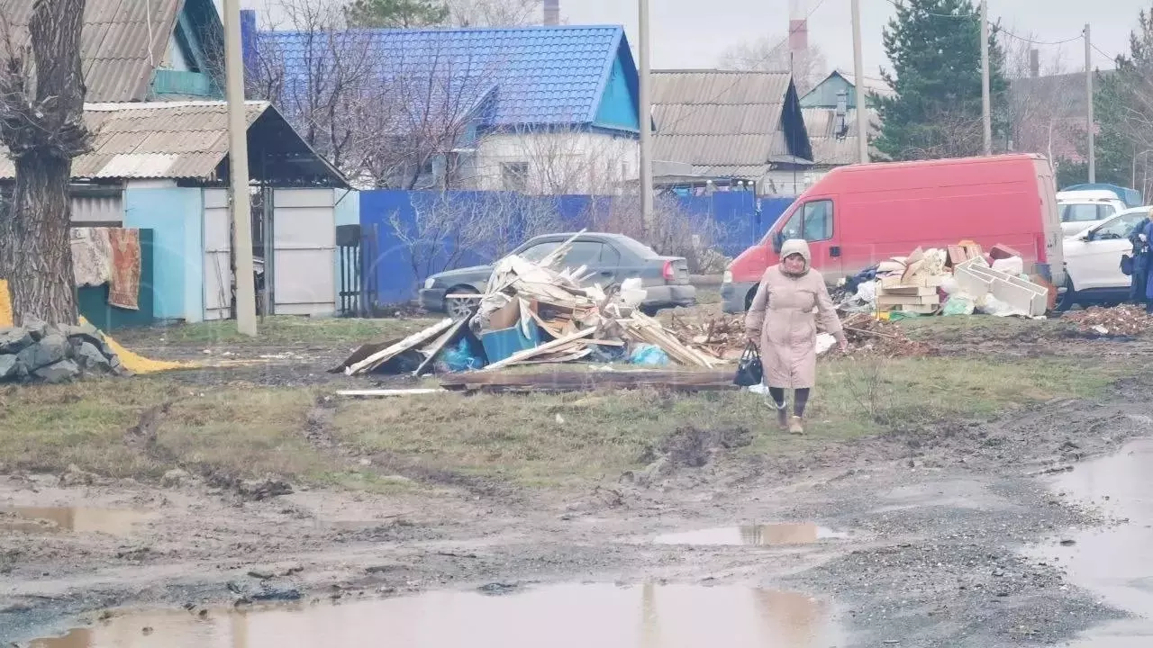 Люди начали возвращаться в свои разрушенные паводком дома