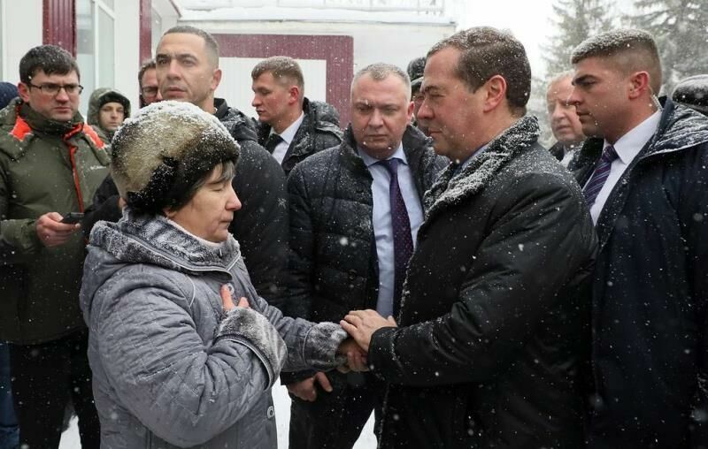 ВИДЕО: жительница села упала на колени перед Медведевым с просьбой дать горячую воду