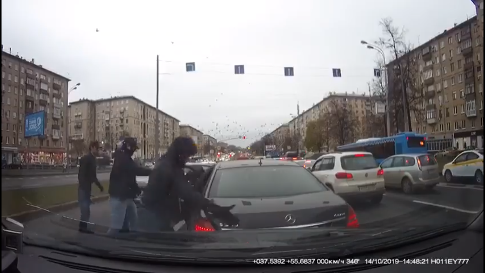 Видео дня:  преступники грабят автомобиль, стоящий на светофоре в центре Москвы