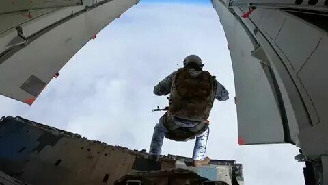 Российские десантники первыми в мире прыгнули с высоты 10 км в Арктике (ВИДЕО)