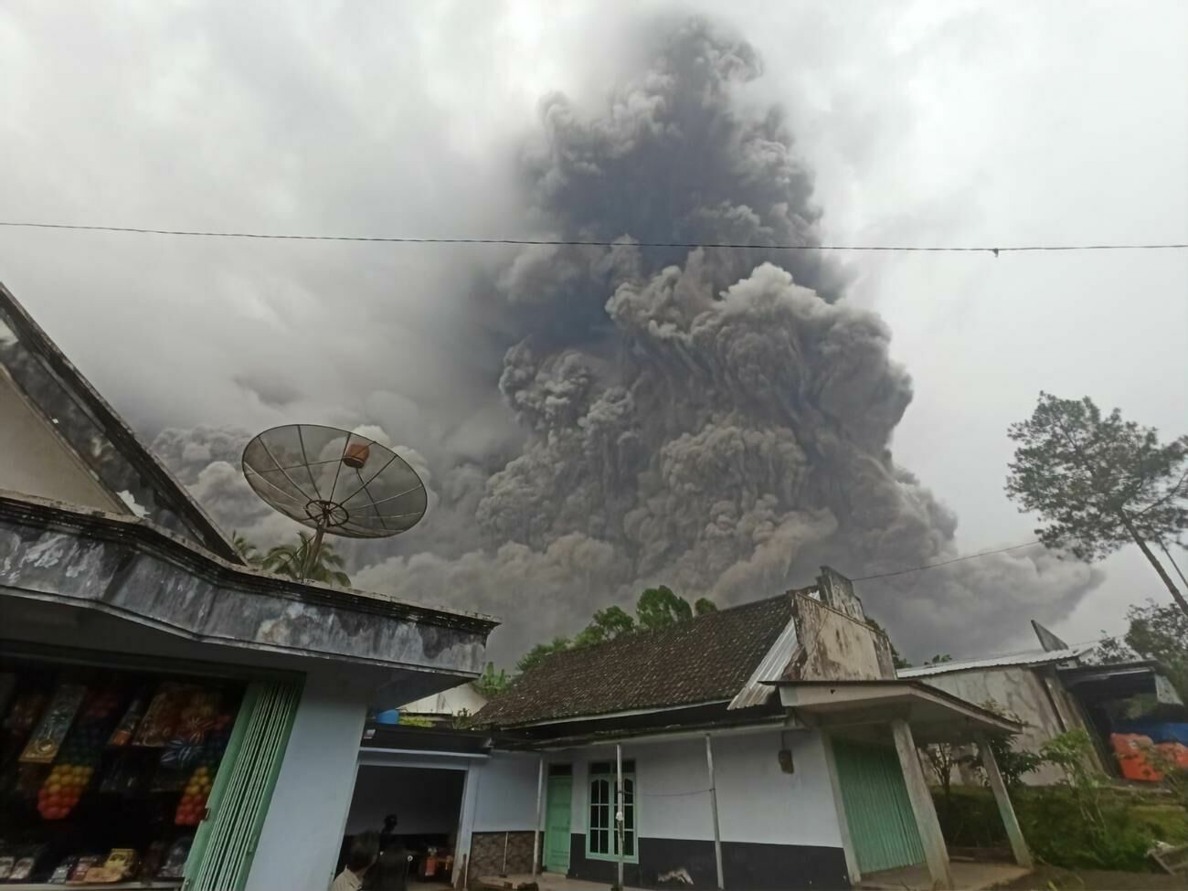 На острове Ява произошло извержение вулкана Семеру