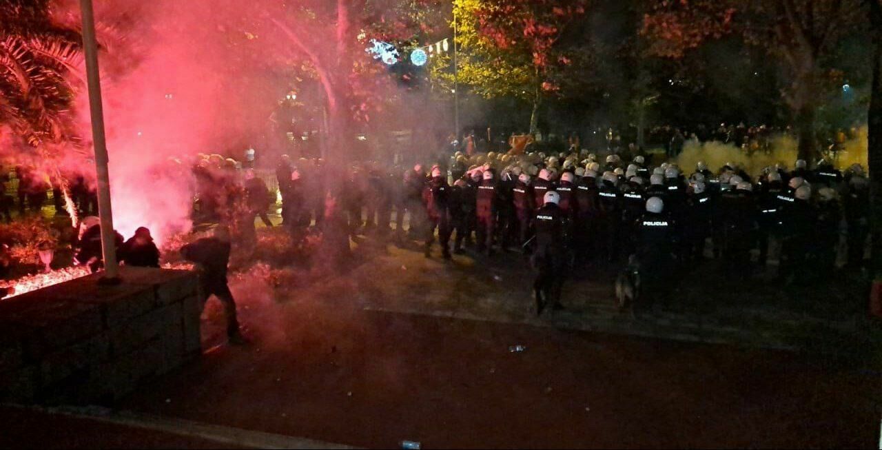 В Подгорице начались беспорядки во время акции протеста