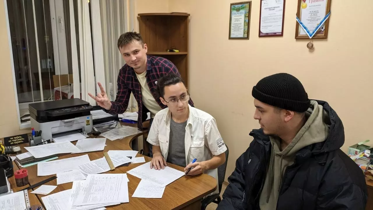 Иван Доронин (в центре) в штабе по сбору подписей за Борина Надеждина