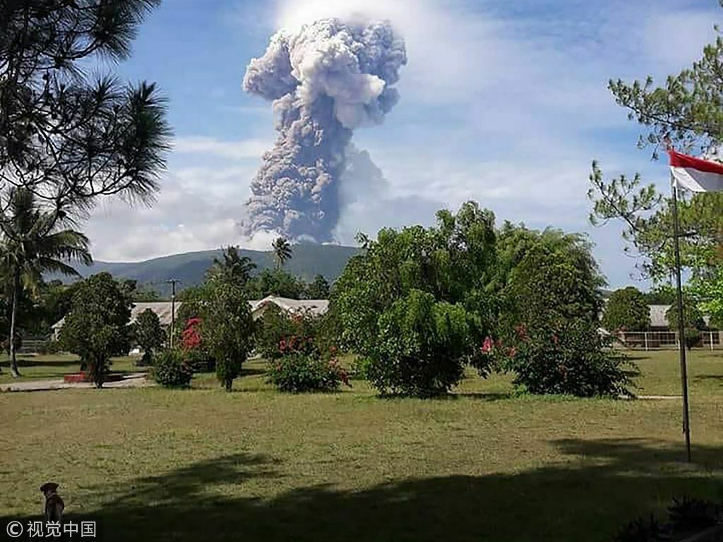 В Индонезии, где ранее произошло землетрясение, началось извержение вулкана