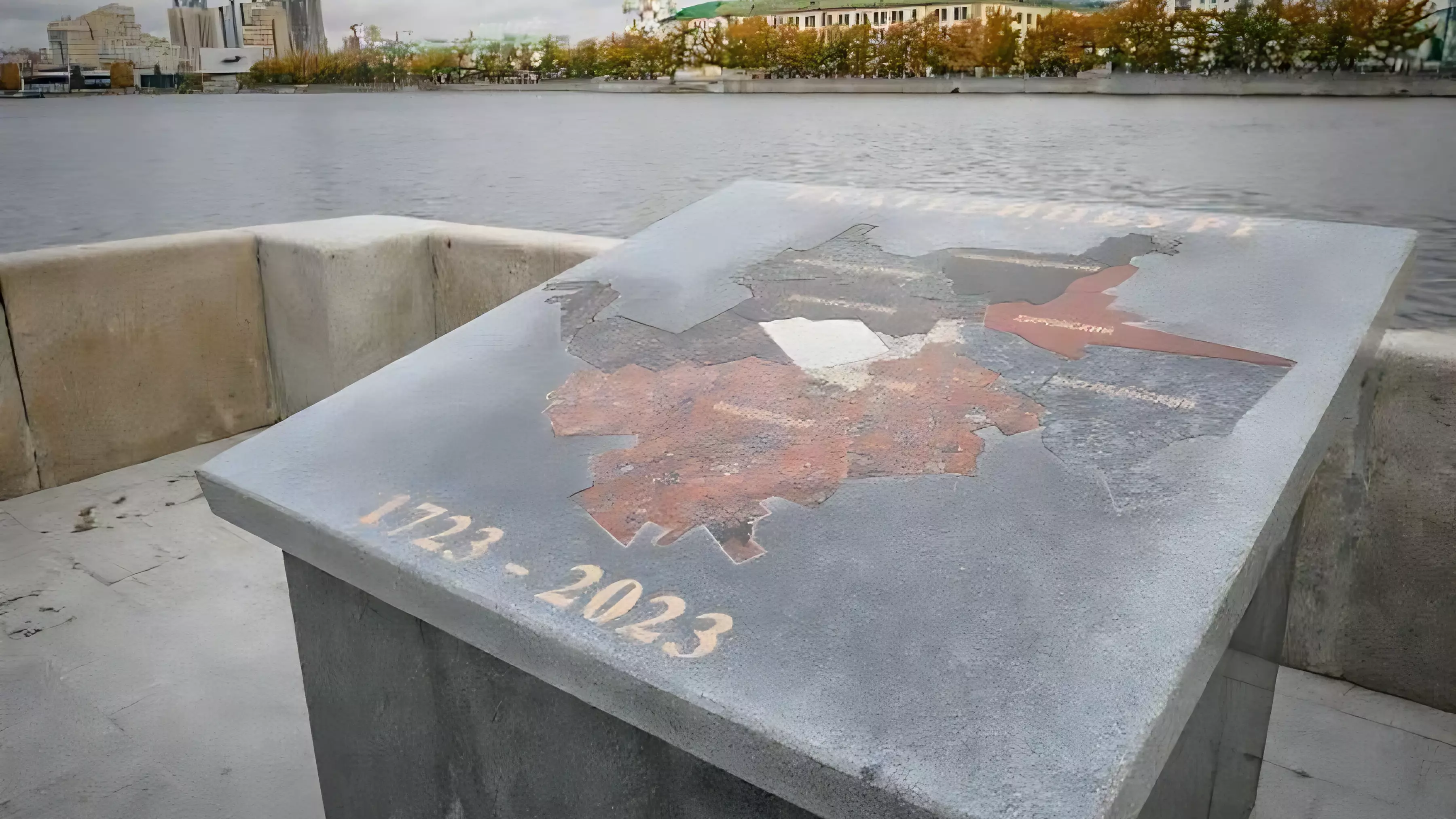 В Екатеринбурге с нашумевшей «могильной» плиты сотрут дату основания города