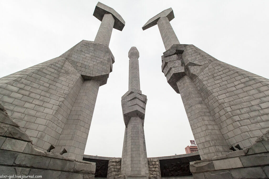 Монумент идеям чучхэ в Пхеньяне: к серпу и молоту добавили меч