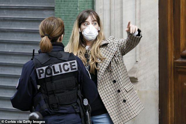 Французской полиции надоели стукачи, которые жалуются на соседей, выходящих на улицы