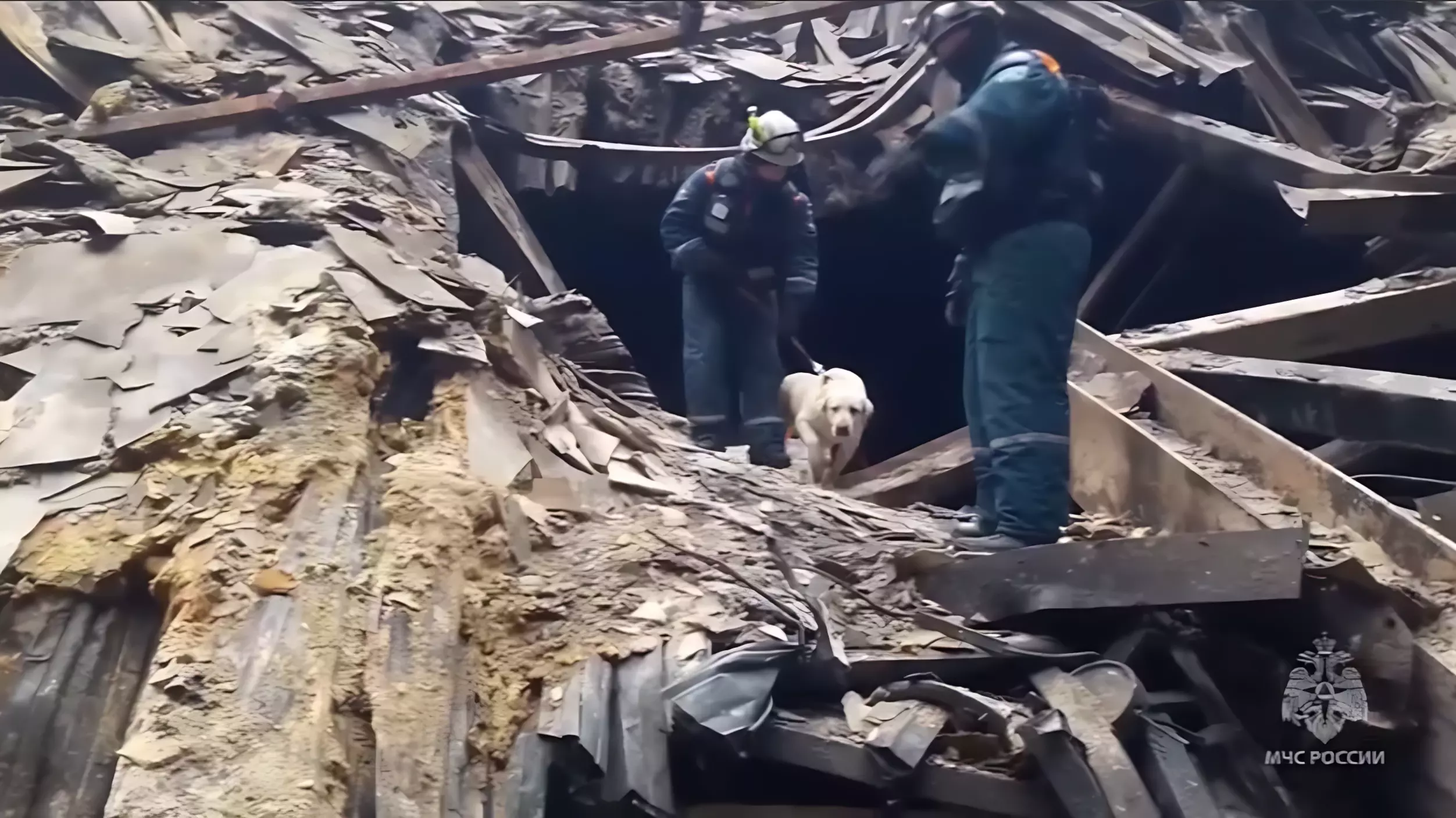 На месте — три бригады для поисковых работ: спасатели надеются, что под завалами еще остаются живые