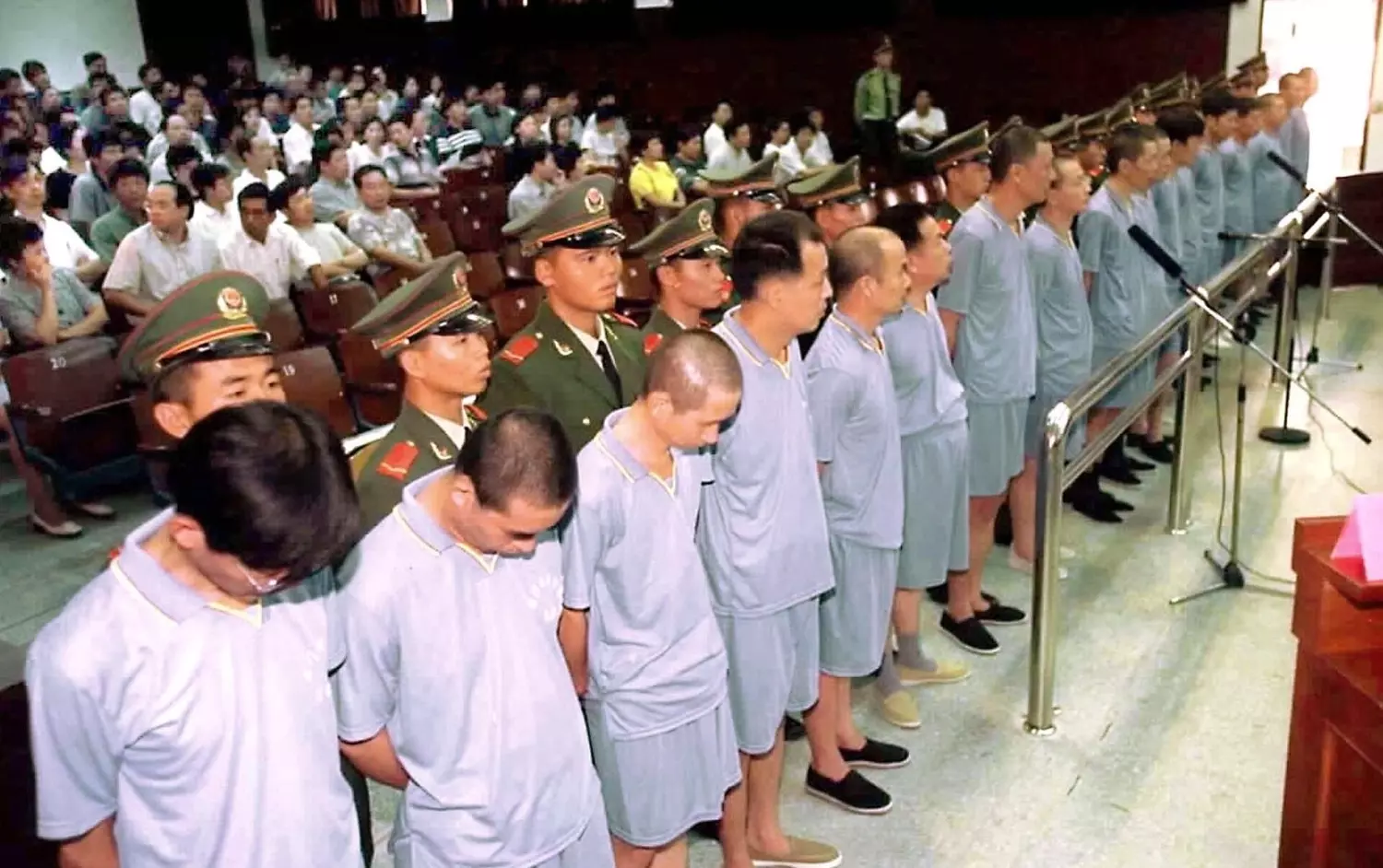 В Китае в 2000 году за контрабанду и махинации к смертной казни приговорили сразу 14 человек
