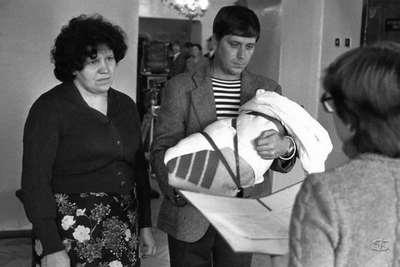 Владимир Соколаев. Торжественная регистрация новорожденного. Новокузнецк, 1983