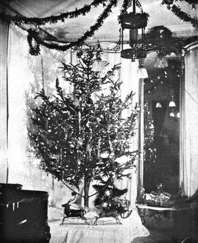 Фото дня: так выглядела первая в мире елка, украшенная электрическими лампочками