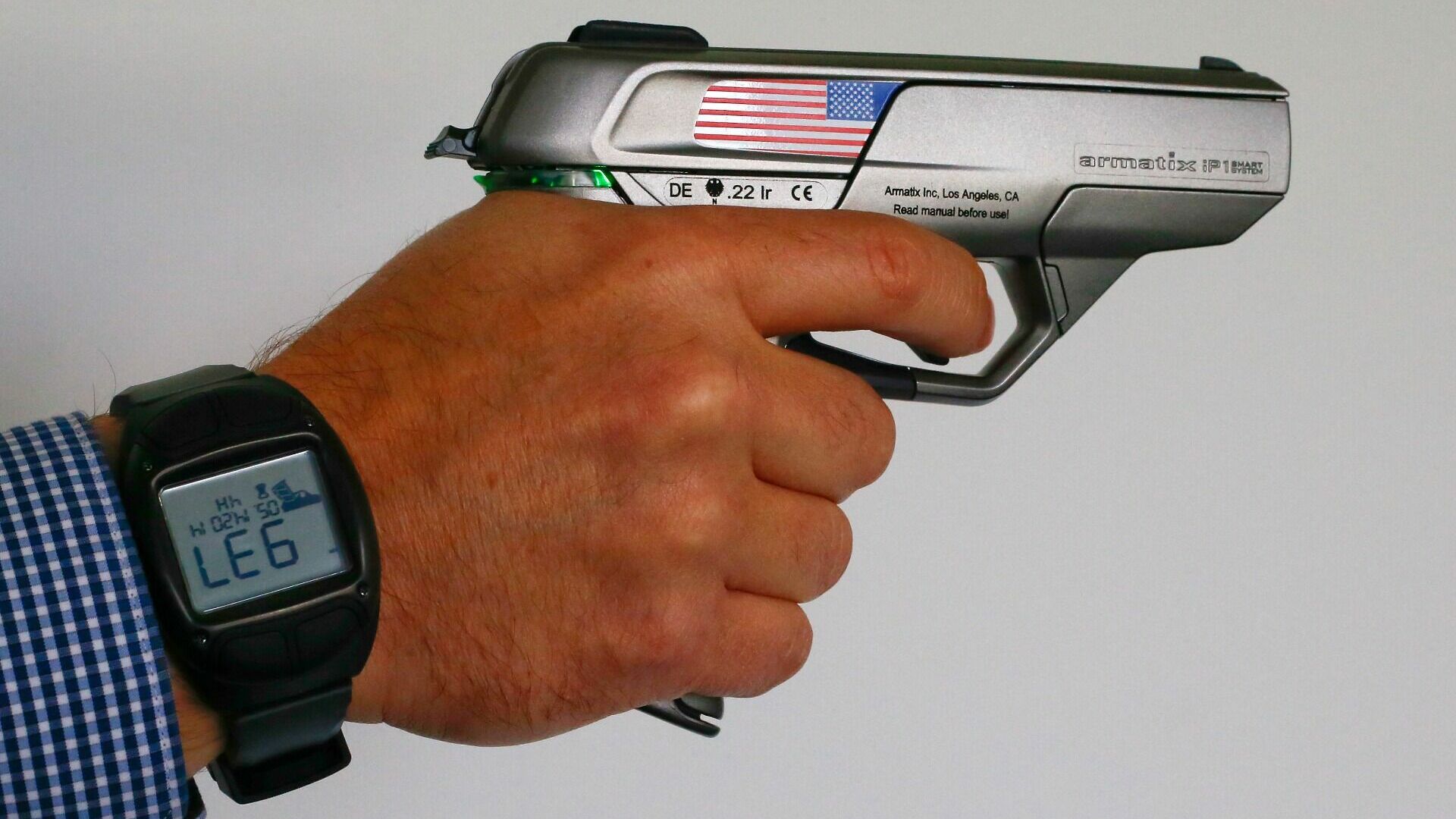 «Умный» пистолет, работающий на распознавании лиц, поступил в продажу в США