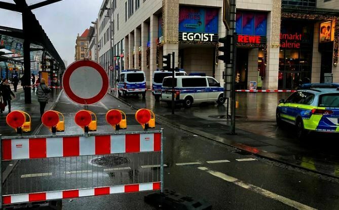 В Дрездене неизвестный убил человека и взял в заложники людей в торговом центре