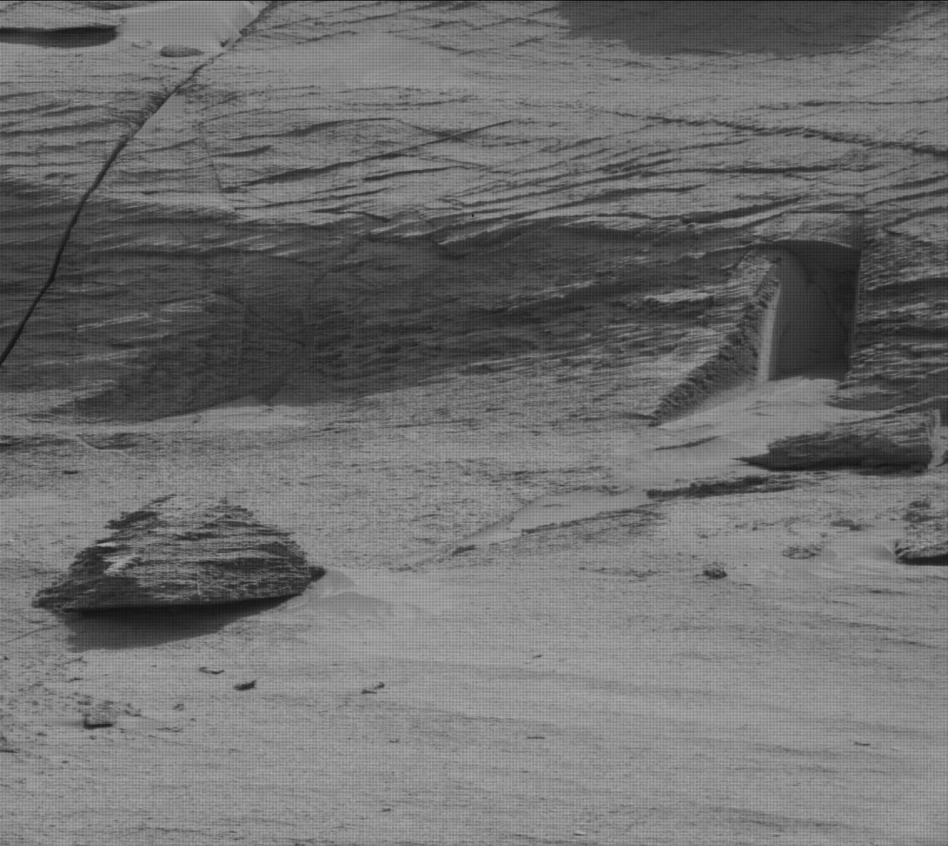 Фото дня: марсоход Curiosity обнаружил загадочное отверстие в марсианской скале