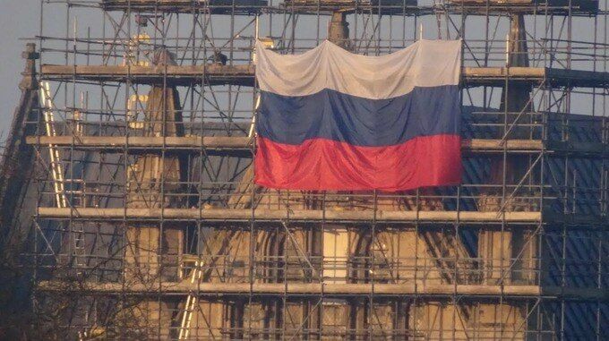 На Солсберийском соборе неизвестные вывесили российский флаг