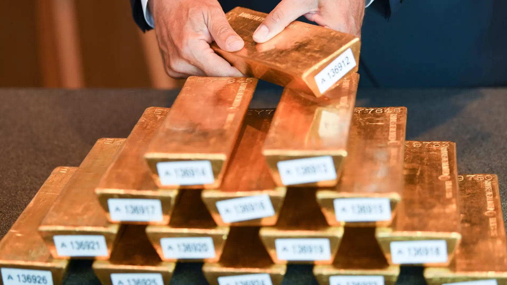 Стремительно дорожающее золото заставило многих россиян задуматься: а правильно ли они хранят свои сбережения?