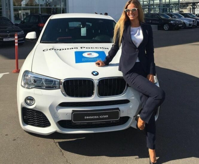 Пловчиха Юлия Ефимова продает подаренный Кремлем BMW
