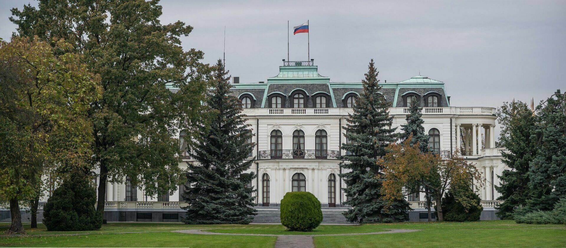 Российские дипломаты, высылаемые из Чехии, покинут Прагу 7 июня