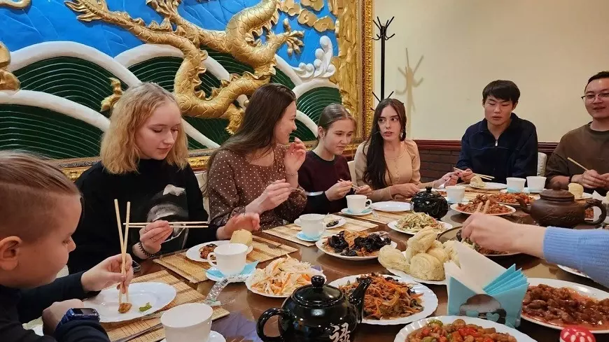Студенты знакомятся с китайской кухней