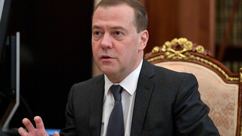 Медведев предложил ответить Западу узаконенным пиратством «на все»