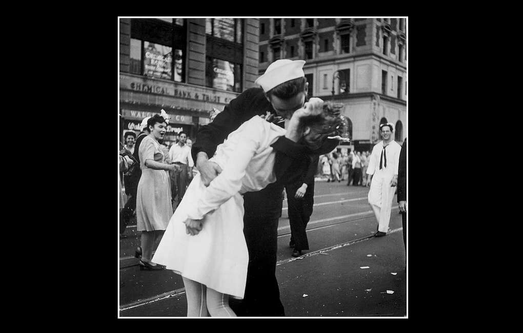 В США скончался моряк со снимка "Поцелуй на Таймс-сквер"