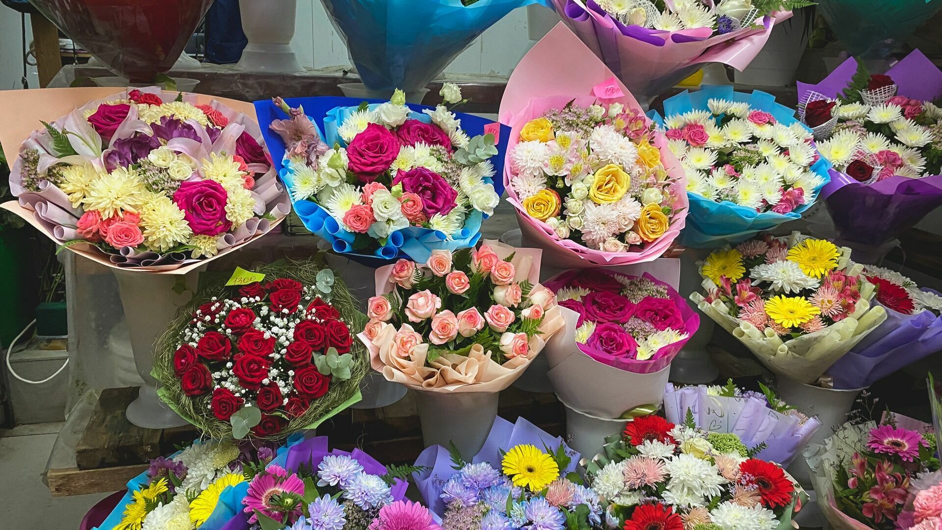 Видео дня: в Москве выстроились очереди за цветами в преддверии 8 Марта