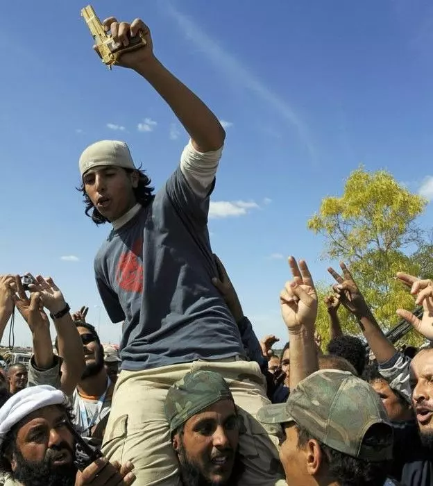 Золотой пистолет Каддафи в руках повстанца, убившего его