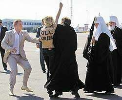 Активистка Femen отомстила патриарху Кириллу за Pussy Riot