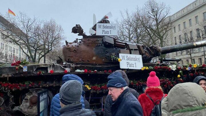 Перед российским посольством в Берлине установили подбитый танк