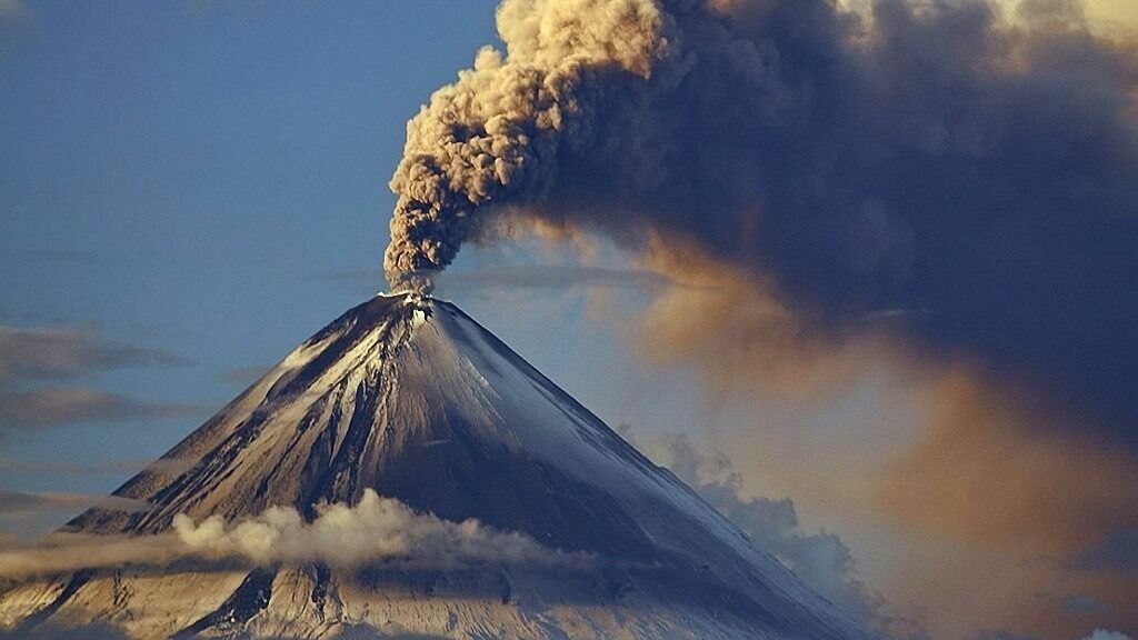 Курильский вулкан Эбеко выбросил пятикилометровый столб пепла