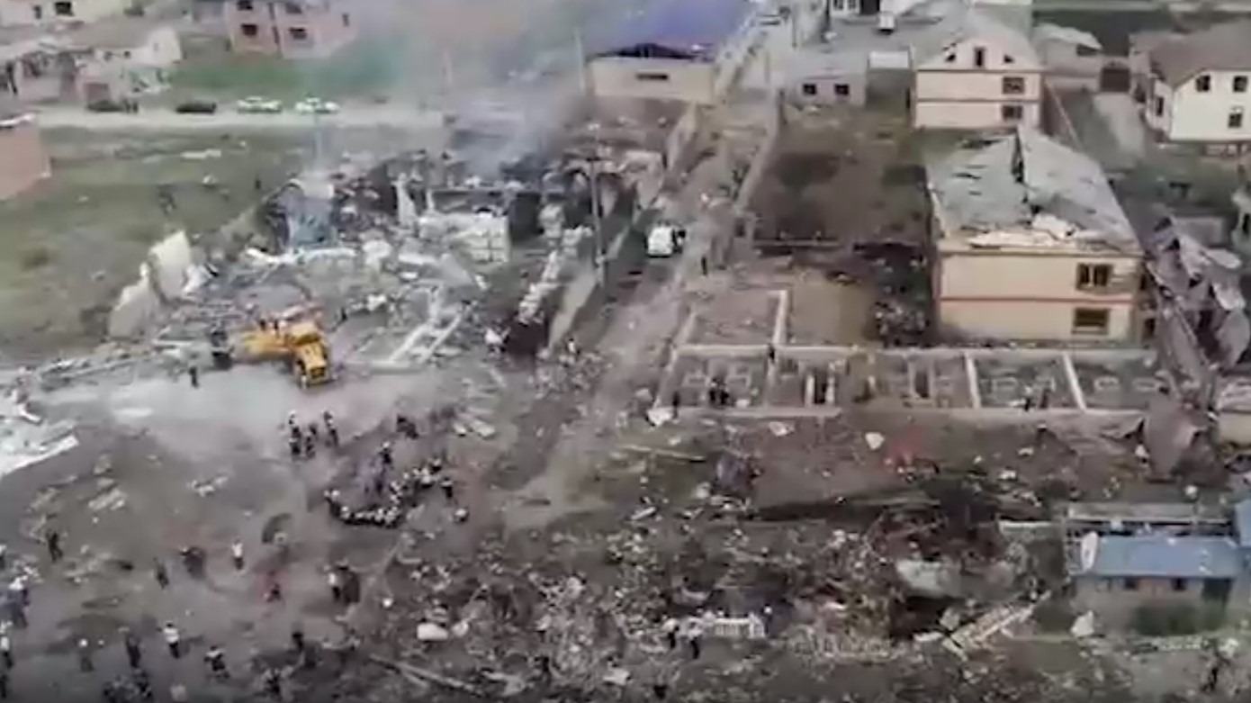 Последствия взрыва на АЗС в Махачкале сняли с коптера (ВИДЕО)