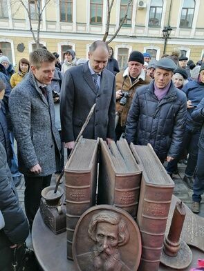 В центре Оренбурга открыли памятник толковому словарю Даля (ВИДЕО)
