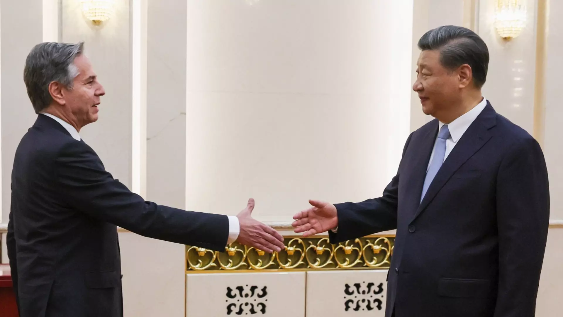 Председатель КНР Си Цзиньпин и госсекретарь США Энтони Блинкен (справа налево) во время встречи