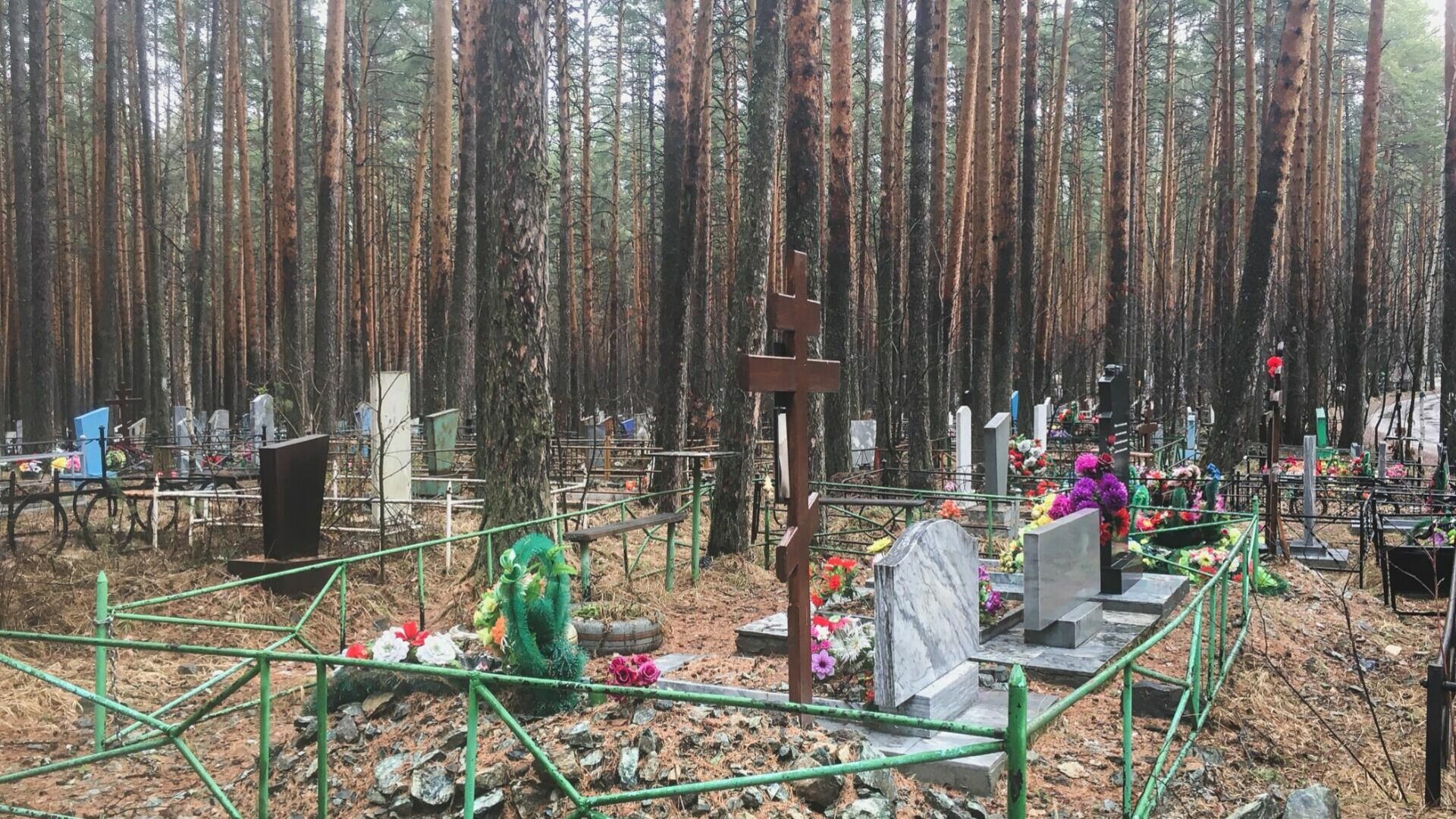 Малолетние дети в Приамурье разгромили десятки надгробий на кладбище